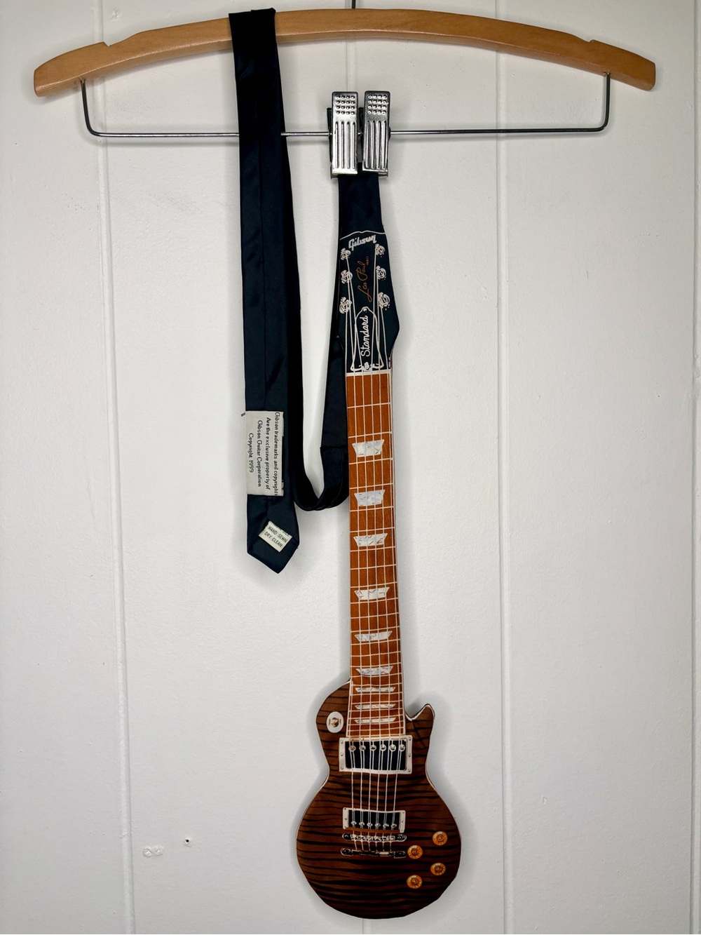 VINTAGE 1999 Guitar Shape Neck Tie Gibson Les Paul Guitar Why-Knot Novelty Music
